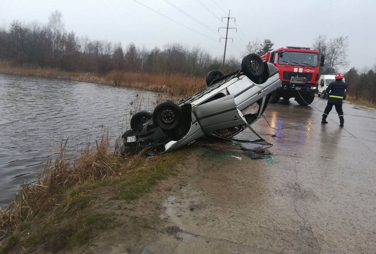 У Яворівському районі автомобіль злетів в озеро