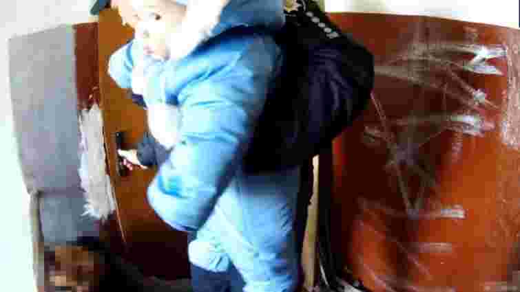 Львівські поліцейські знайшли немовля у під'їзді поруч з п’яним батьком