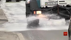 Через загрозу коронавірусу у Львові почали мити вулиці і тротуари