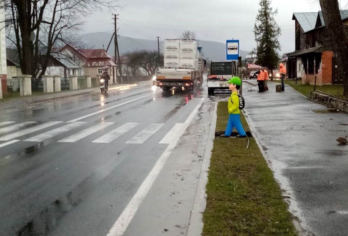 На пішохідних переходах Львівщини встановлять манекени школярів