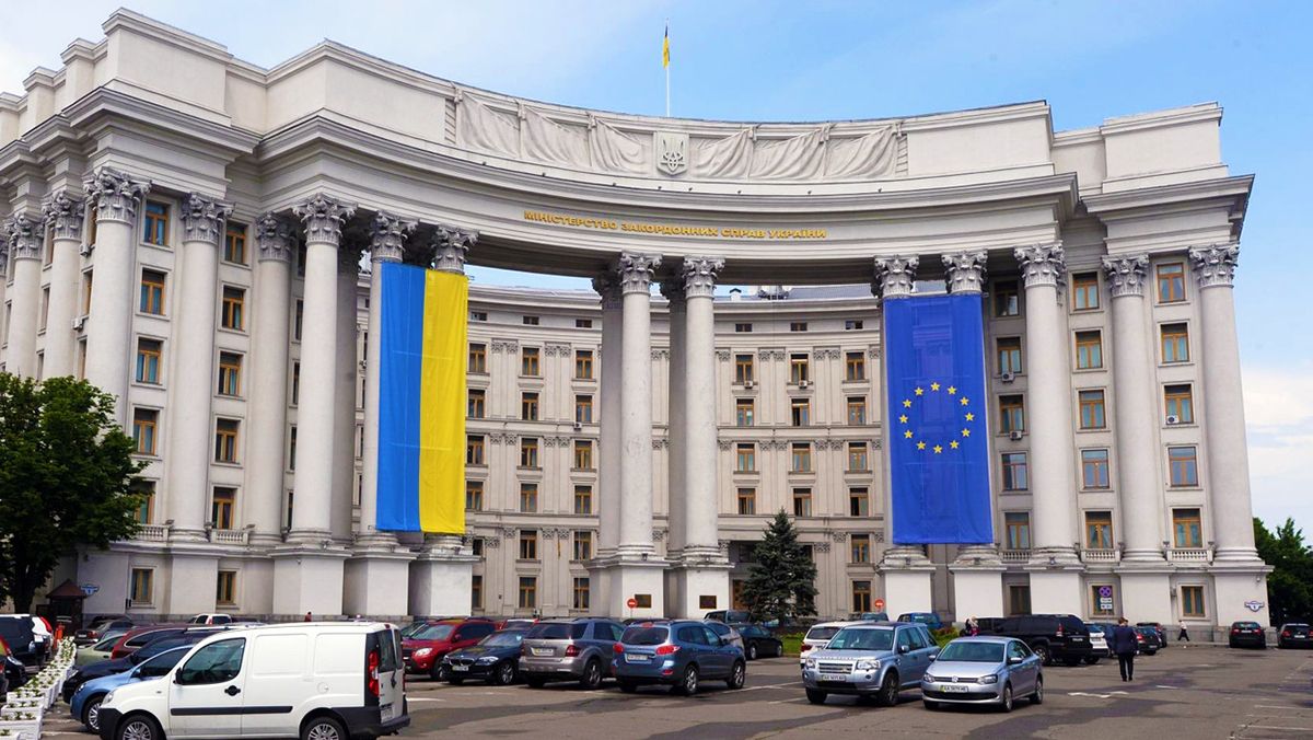 МЗС призупинило видачу віз та прийом громадян