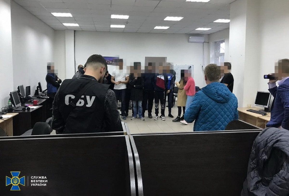 СБУ затримала хакерів, які щомісяця викрадали до 2 млн грн із банківських рахунків
