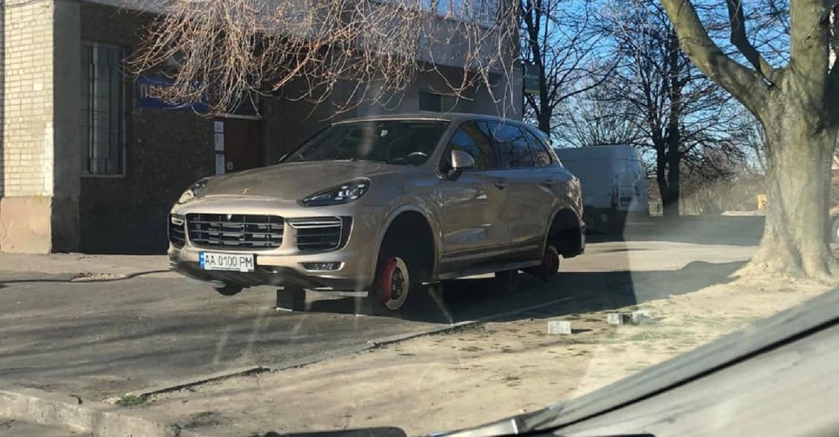 У Львові із залишеного на тротуарі Porsche Cayenne зняли всі колеса 