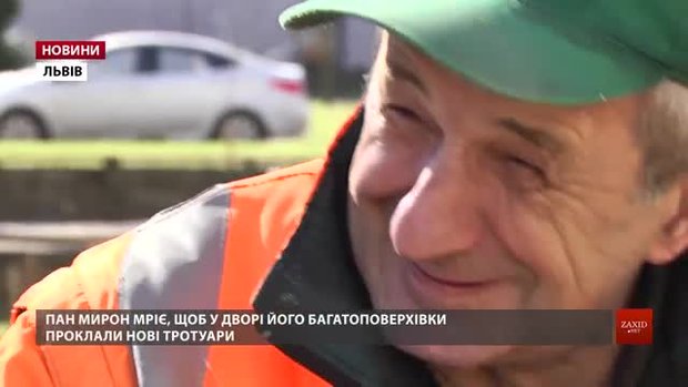 Найкращий двірник Львова показав, як дезінфікує сходи й перила у своєму будинку