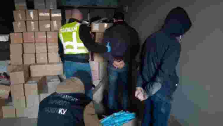 У Києві поліція затримала озброєних грабіжників, які викрали 100 тис. медичних масок