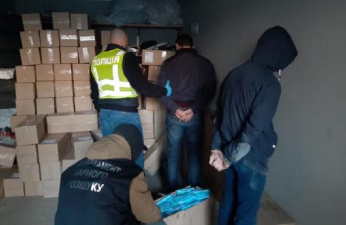 У Києві поліція затримала озброєних грабіжників, які викрали 100 тис. медичних масок