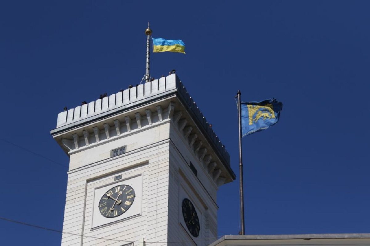 Годинник на вежі львівської Ратуші зупинили на плановий ремонт