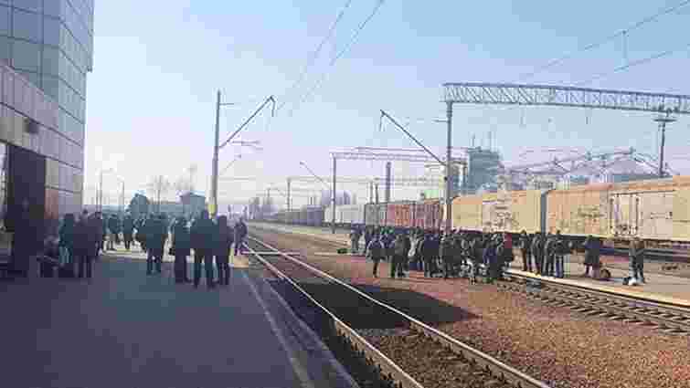 Під Києвом блокували залізницю з вимогою відновити рух електричок