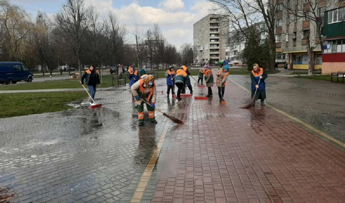 Львівські комунальники та медики отримають доплати за роботу під час карантину
