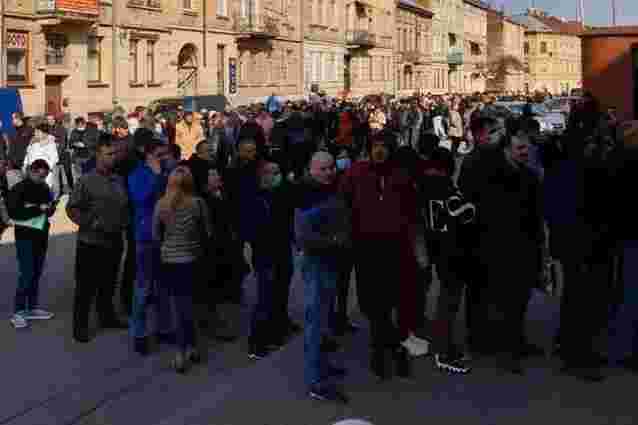 Біля  візового центру у Львові зафіксували масове скупчення людей