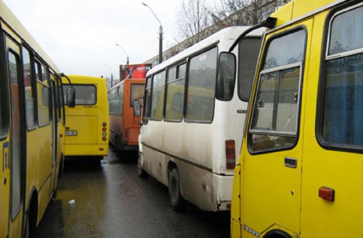Міськрада Ужгорода вирішила зупинити роботу всього громадського транспорту