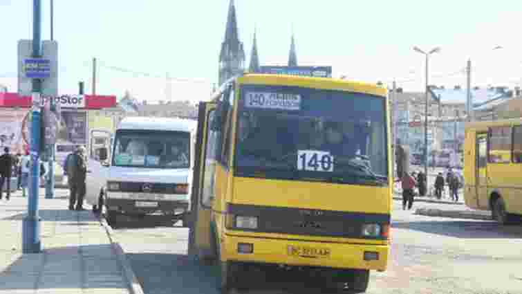 На Львівщині запустили автобусні спецрейси для довезення працівників. Графіки