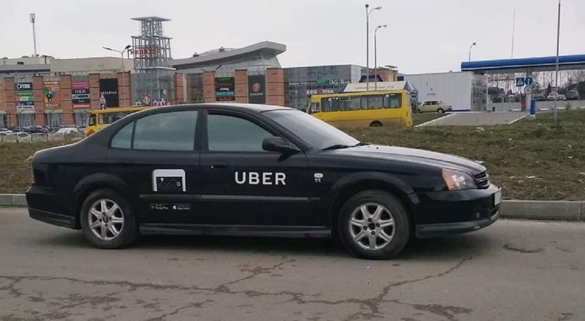 Сервіси таксі Uber, Uklon і Bolt безкоштовно возитимуть львівських медиків