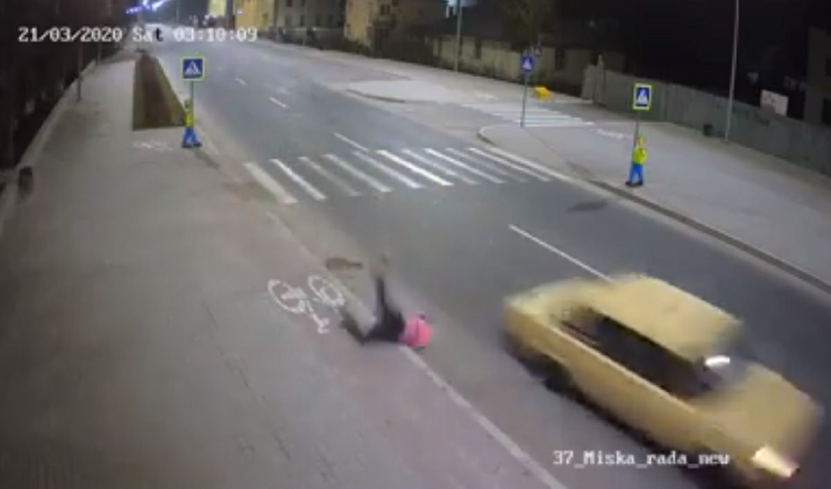 У Пустомитах неповнолітній на автомобілі збив працівницю комунальної служби