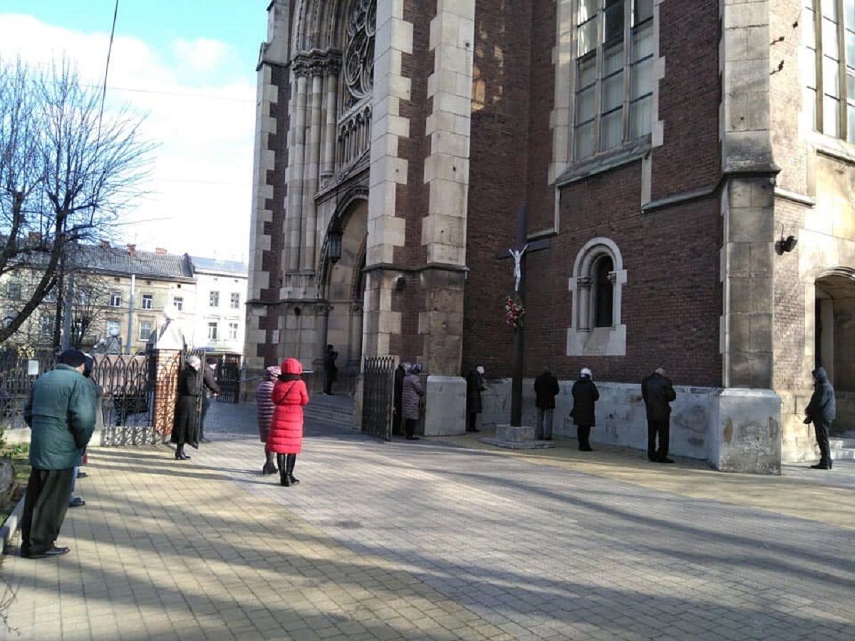 Львівські церкви практично перейшли на дистанційну роботу