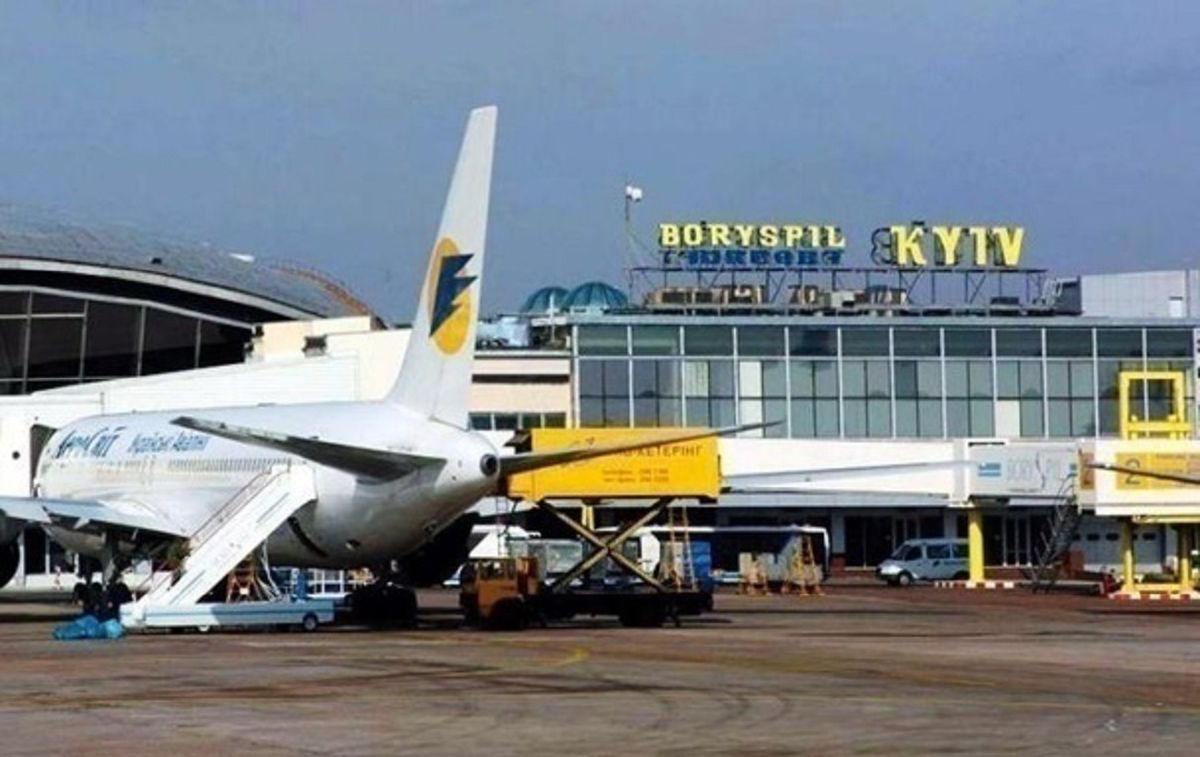 Кабмін заборонив українцям виїжджати за межі країни