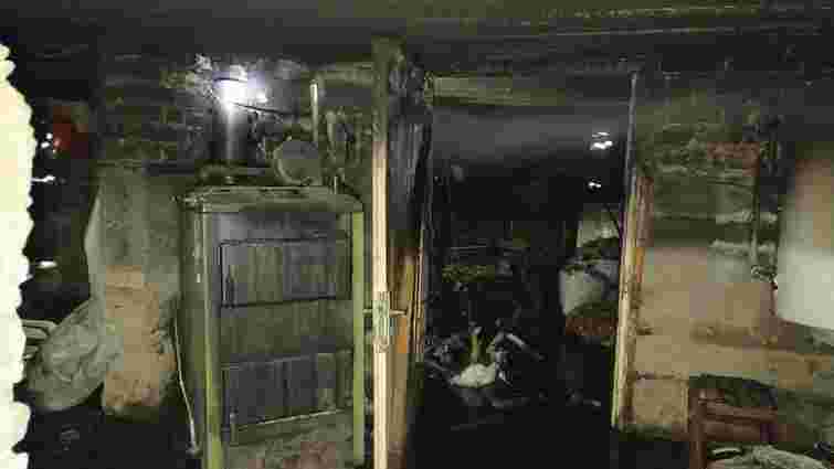Під час самостійного гасіння пожежі на Львівщині двоє чоловіків отруїлися продуктами горіння