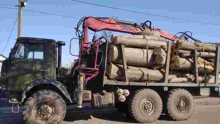 На Яворівщині правоохоронці затримали вантажівку з незаконно зрубаною деревиною