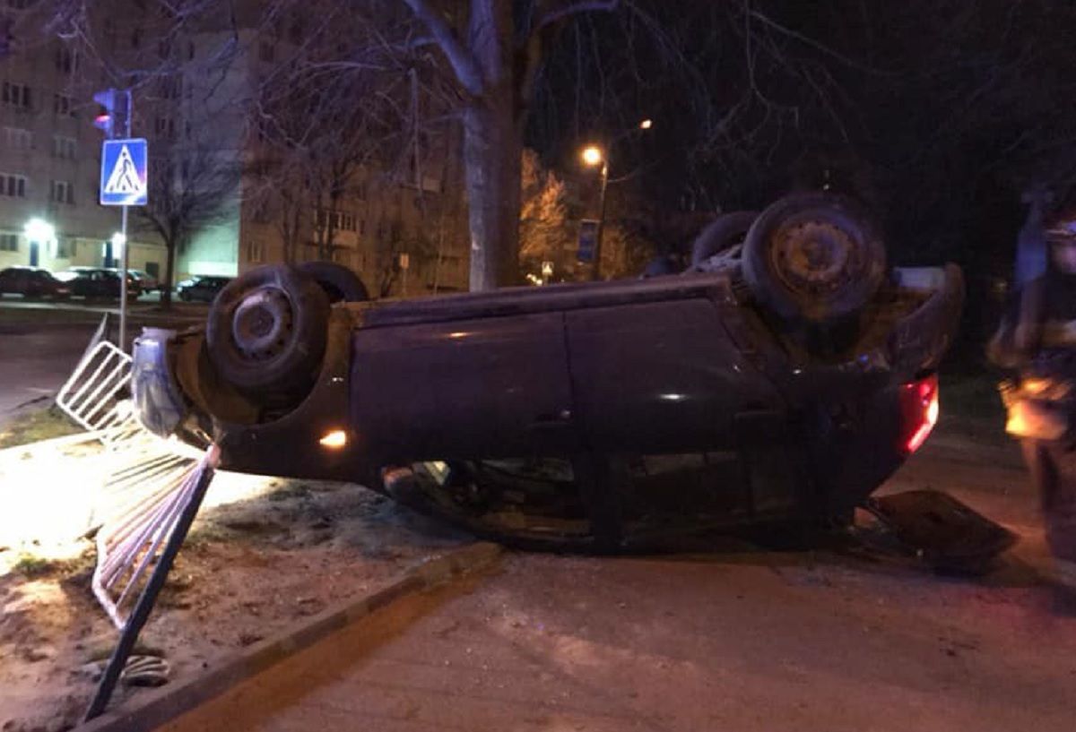 У Львові на вул. Володимира Великого внаслідок ДТП автомобіль перекинувся на дах