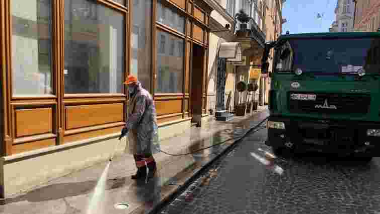 У Львові за допомогою спецтехніки проводять дезінфекцію на вулицях
