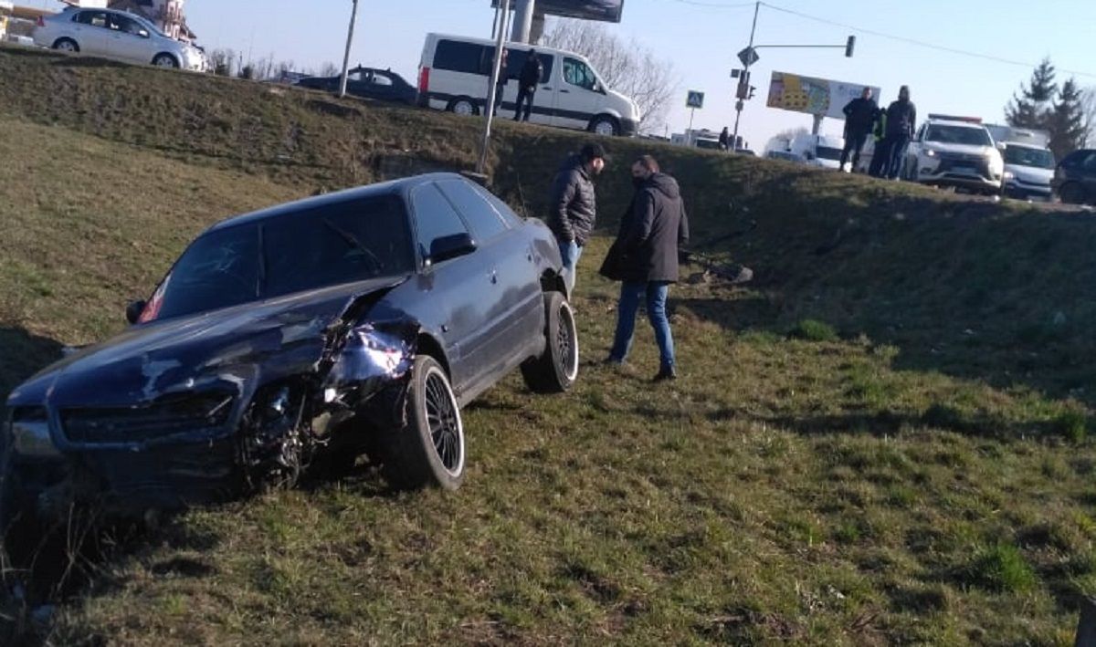 Унаслідок ДТП на об’їзній Львова Audi А6 злетіла з траси