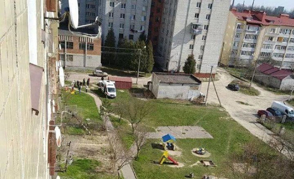 У Рясному з вікна четвертого поверху багатоповерхівки випала жінка