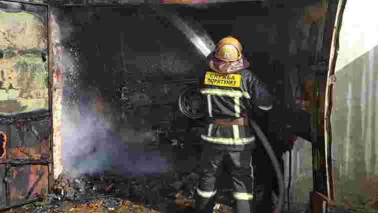 У Львові внаслідок пожежі згоріли гараж та автомобіль