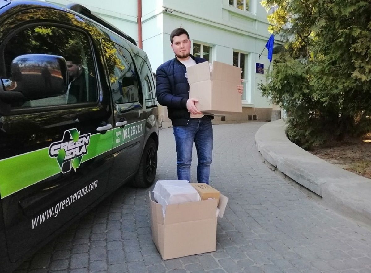Львівські медики отримали понад 100 комплектів засобів захисту