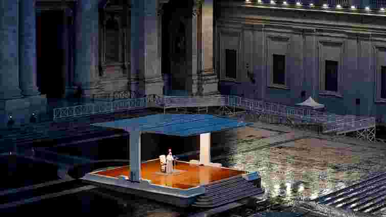 Папа Римський помолився на порожній площі святого Петра у Ватикані