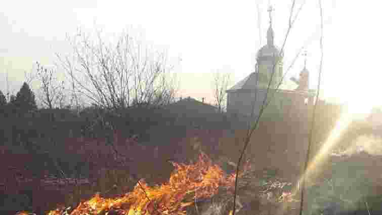 Львівські рятувальники показали масштаби пожеж через підпали сухої трави