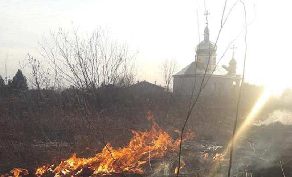 Львівські рятувальники показали масштаби пожеж через підпали сухої трави