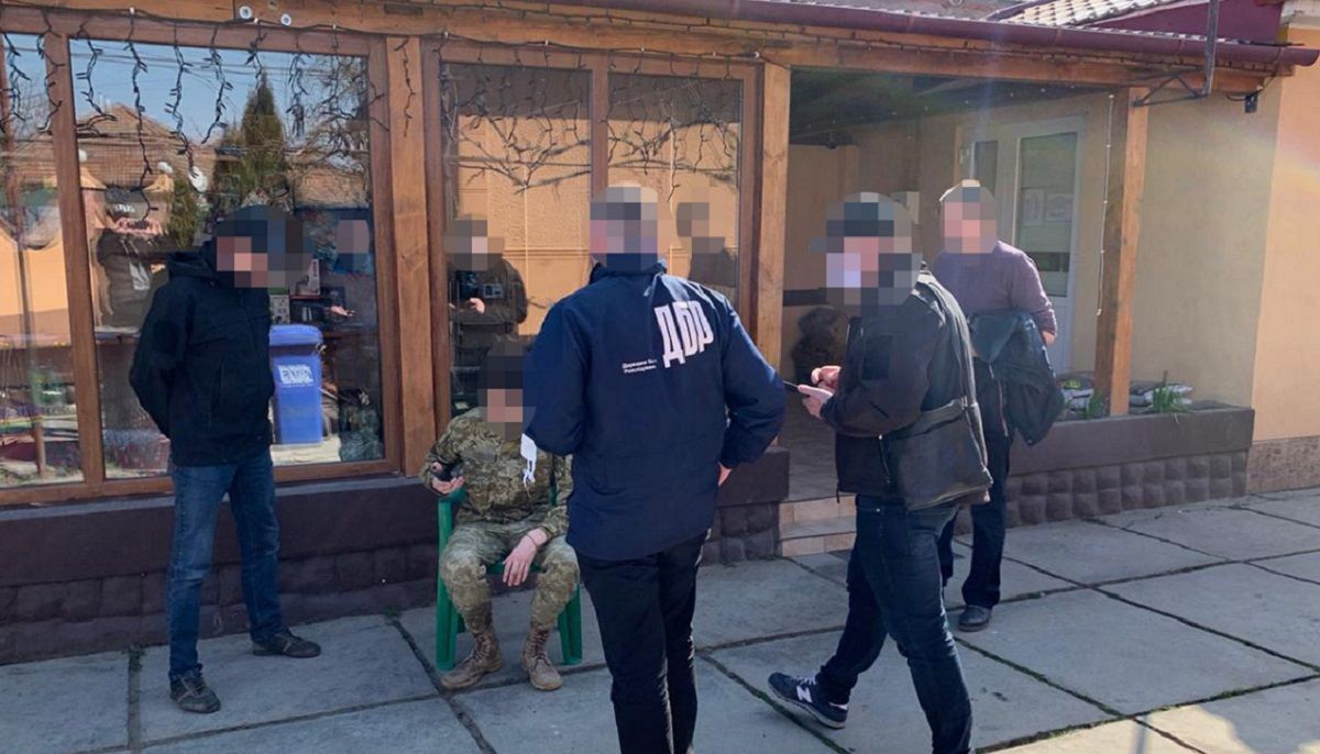 Слідчі ДБР затримали прикордонника під час отримання 450 доларів хабара