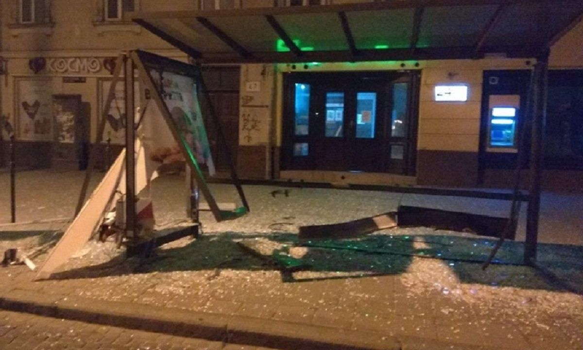 Вночі у центрі Львова позашляховик розбив зупинку громадського транспорту