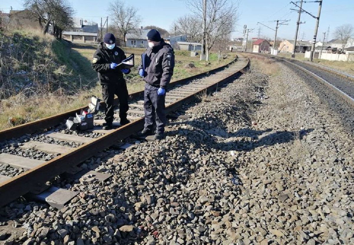 Біля Львова вантажний потяг збив невідомого чоловіка