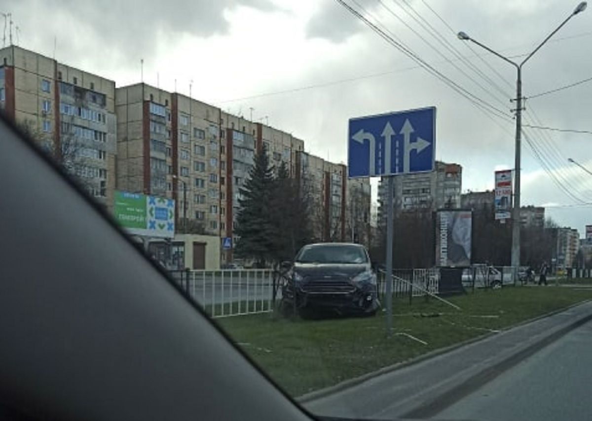 На вул. Науковій у Львові автомобіль виїхав на роздільний газон та зніс парапети