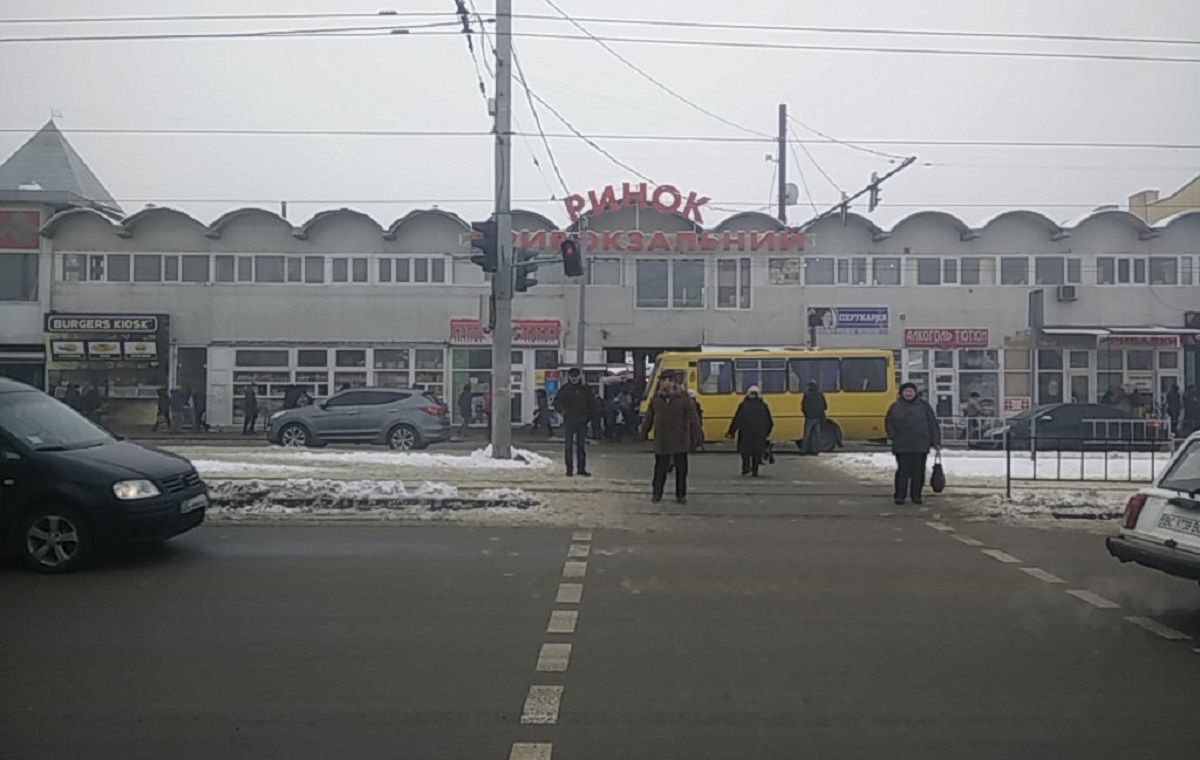 Керівників двох львівських ринків оштрафують за порушення карантину