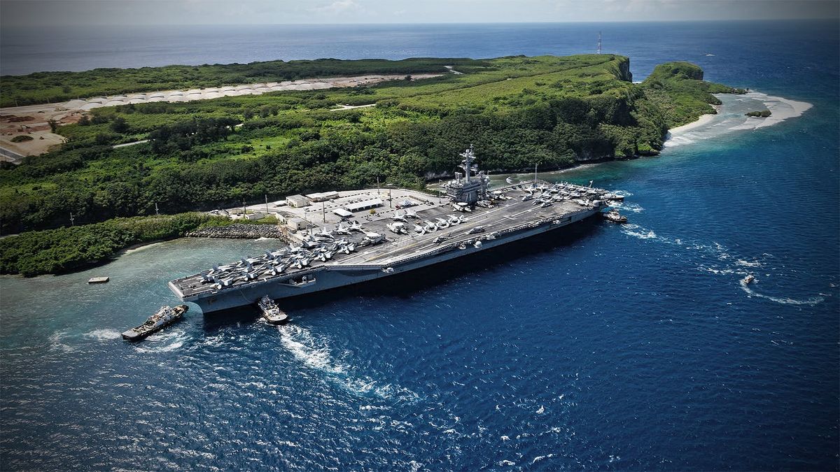 На борту авіаносця США понад 100 військових моряків заразились коронавірусом