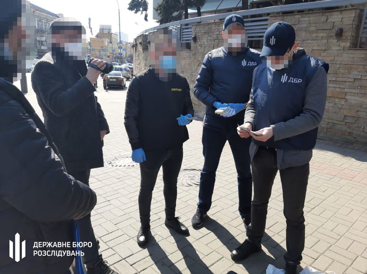 ДБР затримало шахрая, який від імені Офісу президента продавав посади у владі