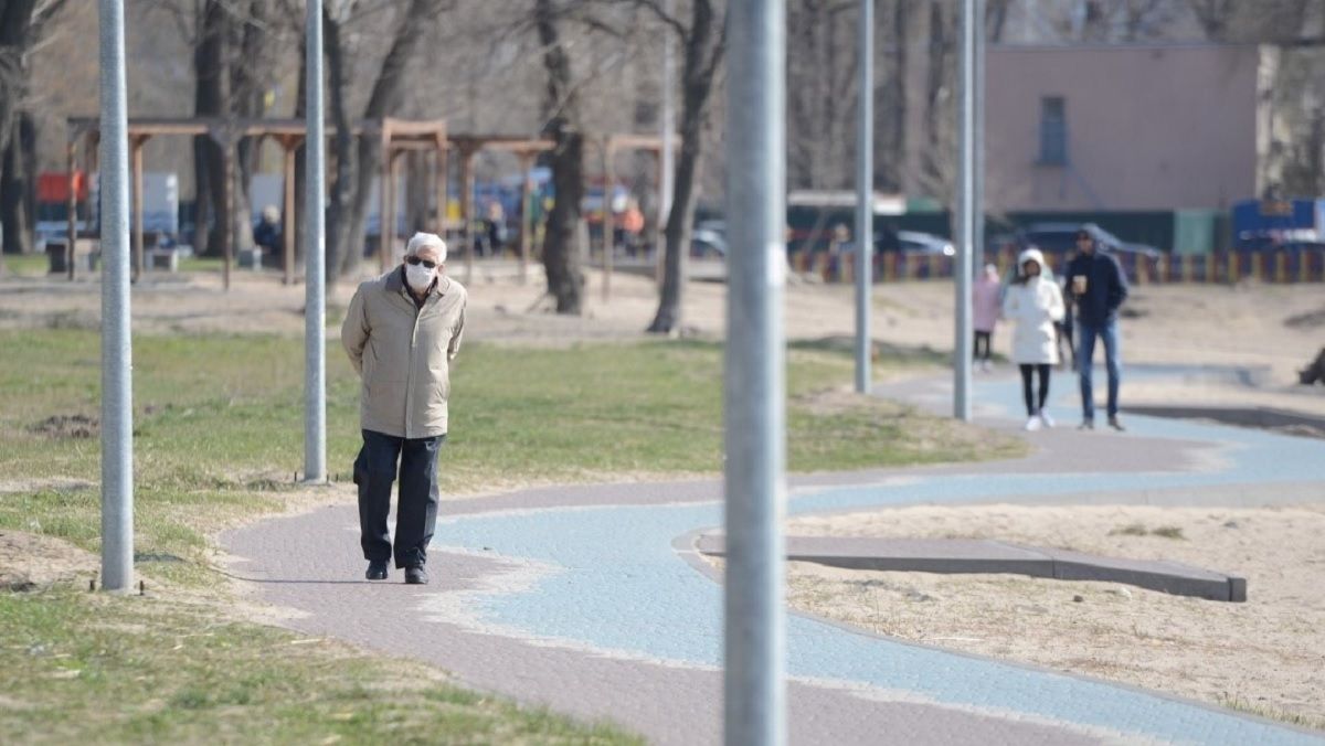 Кабмін заборонив пенсіонерам виходити з дому на час карантину