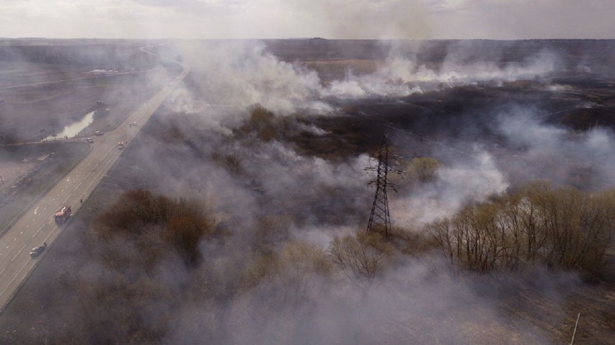 Через паліїв сухої трави біля Рівного поліція перекривала трасу Київ-Чоп