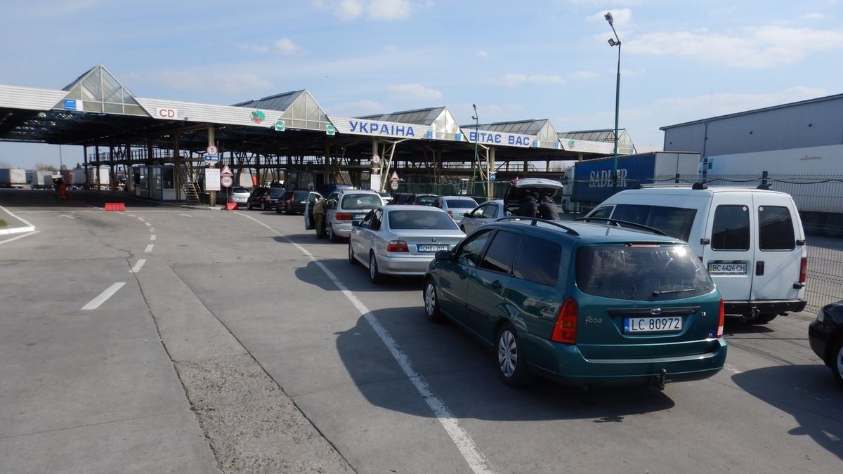 На кордонах України залишились 19 автомобільних пунктів пропуску