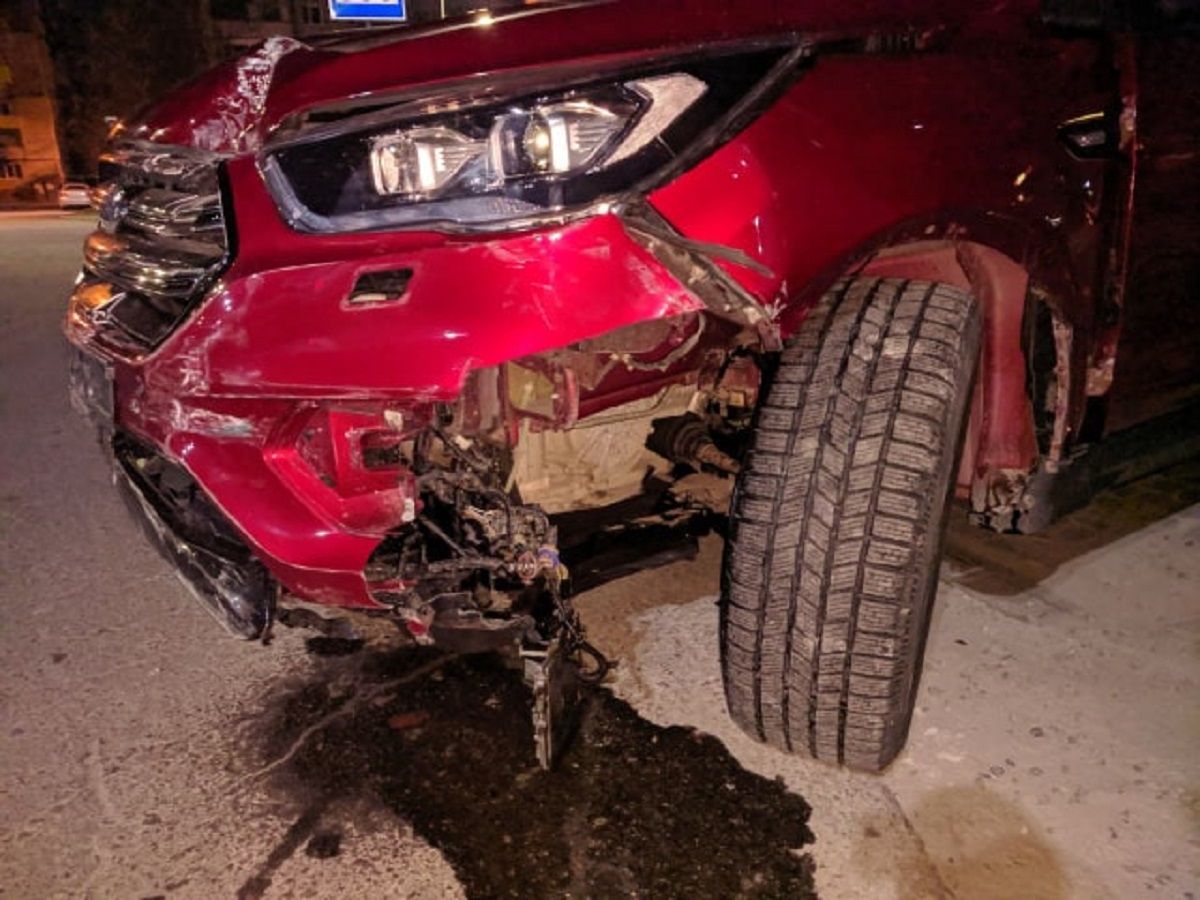 У Львові водій протаранив два припарковані автомобілі та втік із місця ДТП