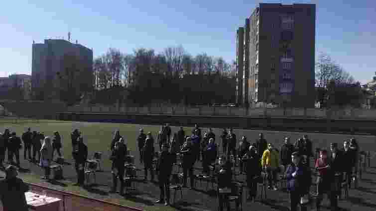 Депутати Луцької міськради провели позачергову сесію на стадіоні