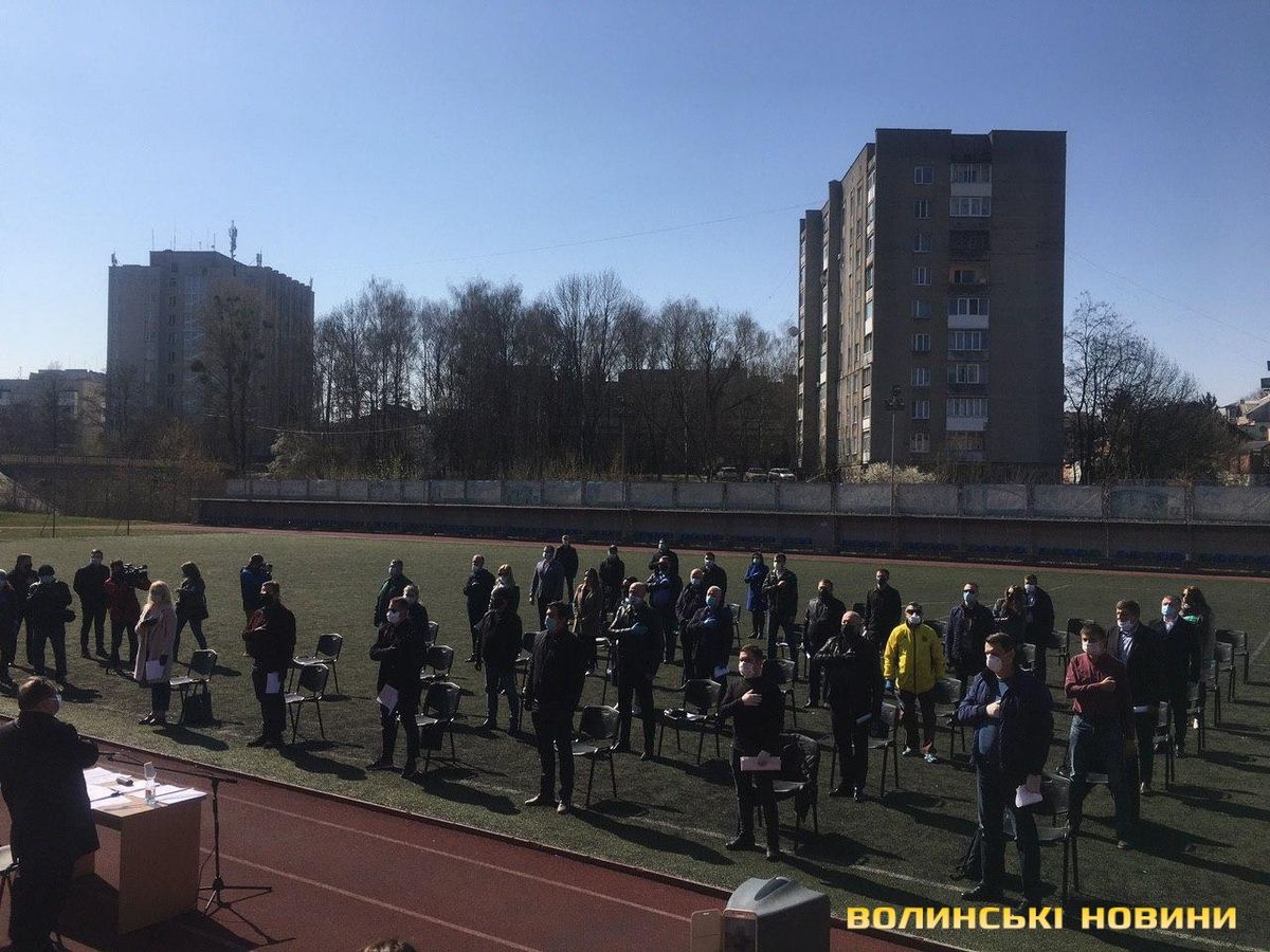 Депутати Луцької міськради провели позачергову сесію на стадіоні