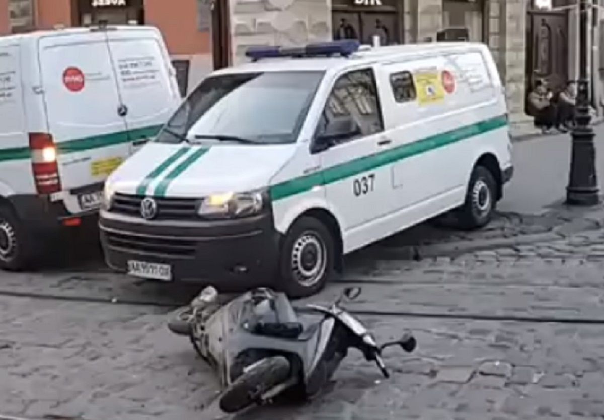 У пішохідній зоні Львова кур'єр на скутері в’їхав в авто інкасаторів
