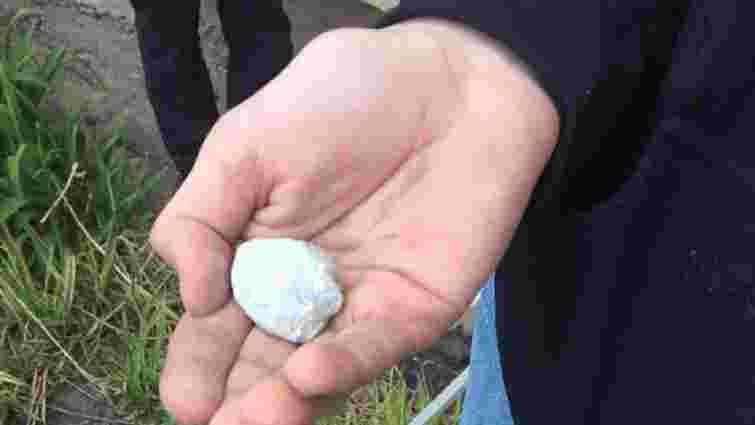 На Сихові поліція затримала закладчиків, які маскували згортки з наркотиками під камінці