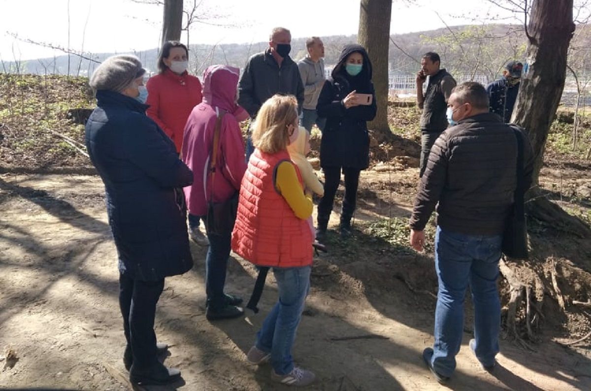 Мешканці Винників намагалися завадити зведенню паркана навколо місцевого озера
