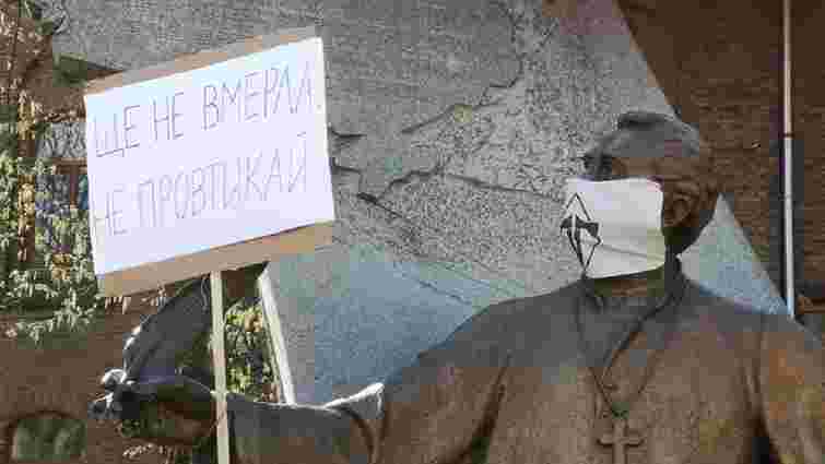 У Львові затримали активіста «ДемСокири» за політичні плакати на пам’ятниках