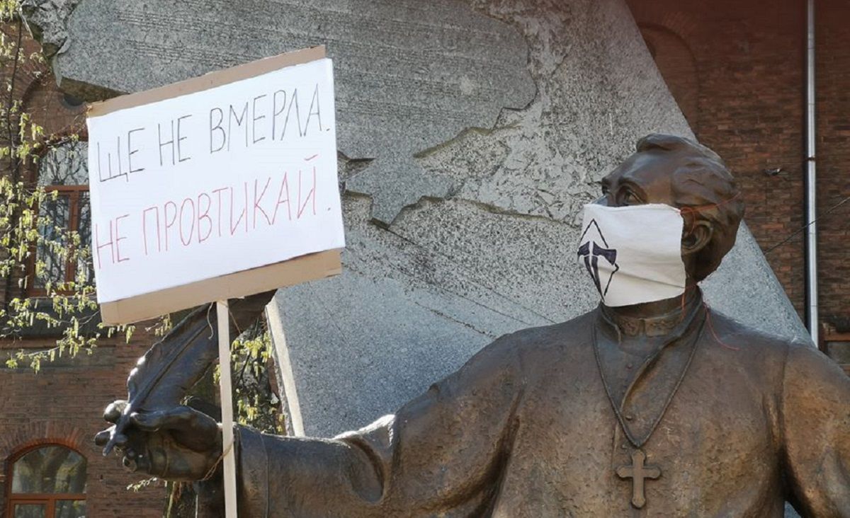 У Львові затримали активіста «ДемСокири» за політичні плакати на пам’ятниках