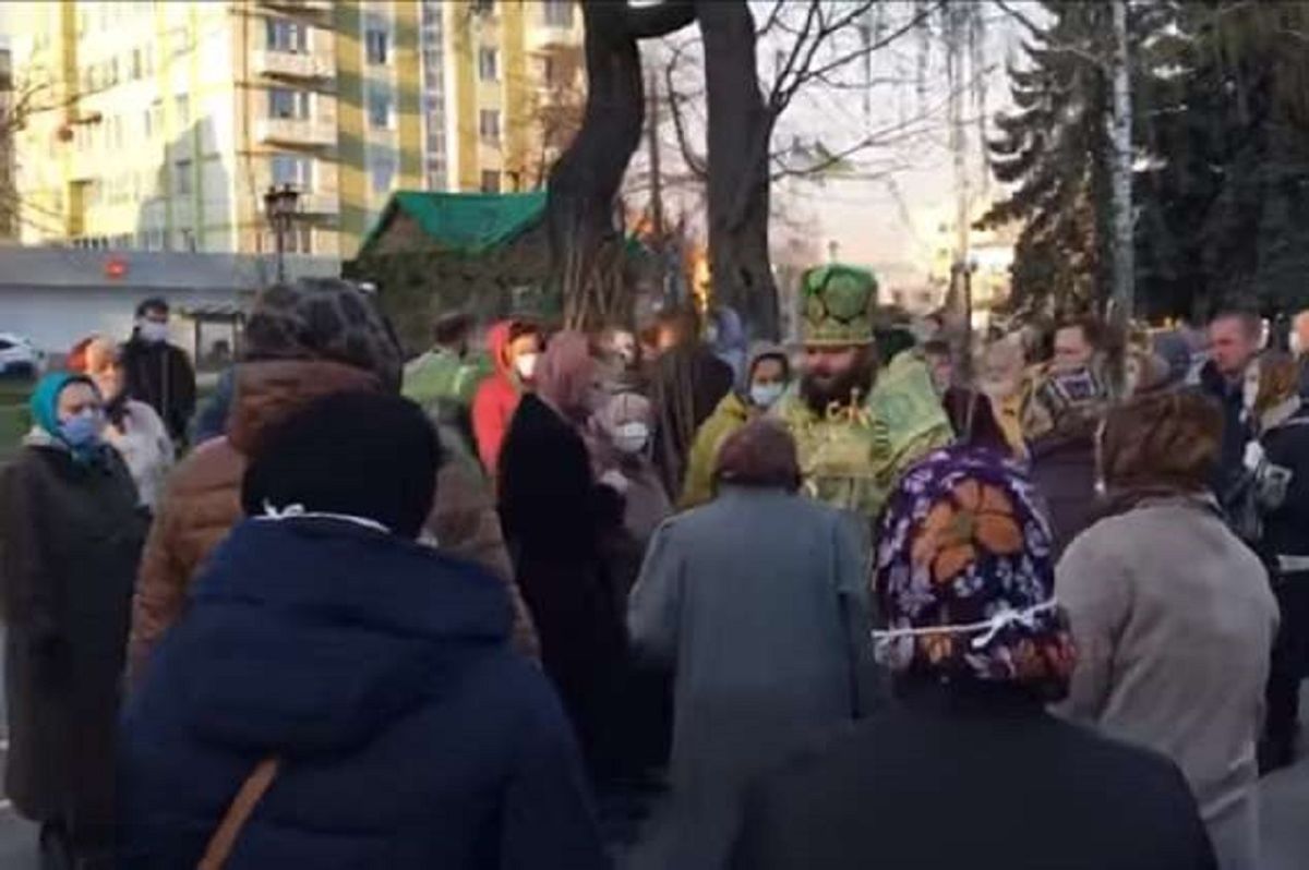 УПЦ (МП) провела масове освячення верби у центрі Рівного, попри карантин